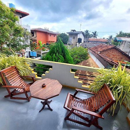 Sweden Inn Guesthouse Хиккадува Экстерьер фото