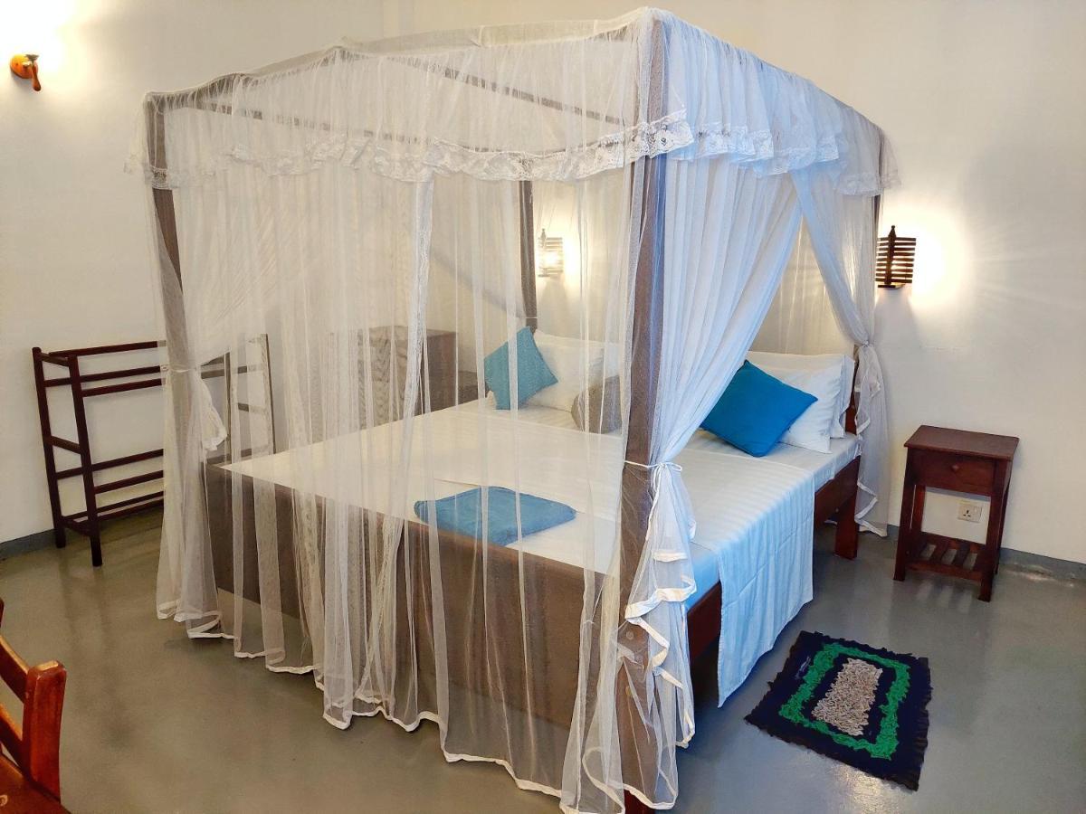 Sweden Inn Guesthouse Хиккадува Экстерьер фото