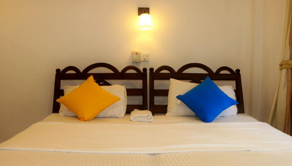 Sweden Inn Guesthouse Хиккадува Экстерьер фото